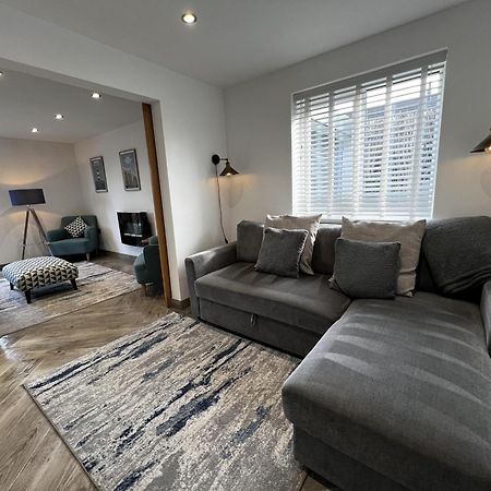 Stylish Modern Home With Parking Enclosed Garden Holyhead Buitenkant foto