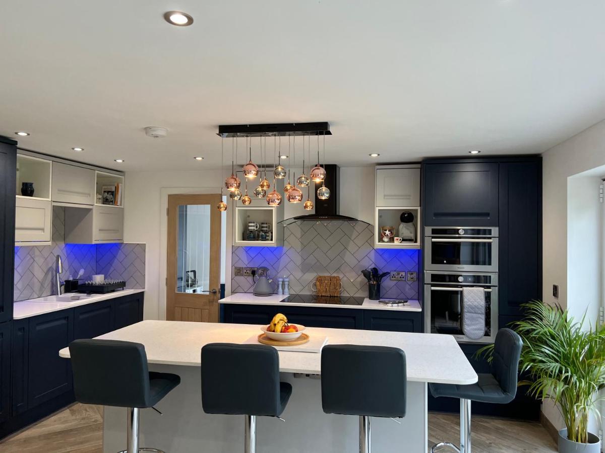 Stylish Modern Home With Parking Enclosed Garden Holyhead Buitenkant foto