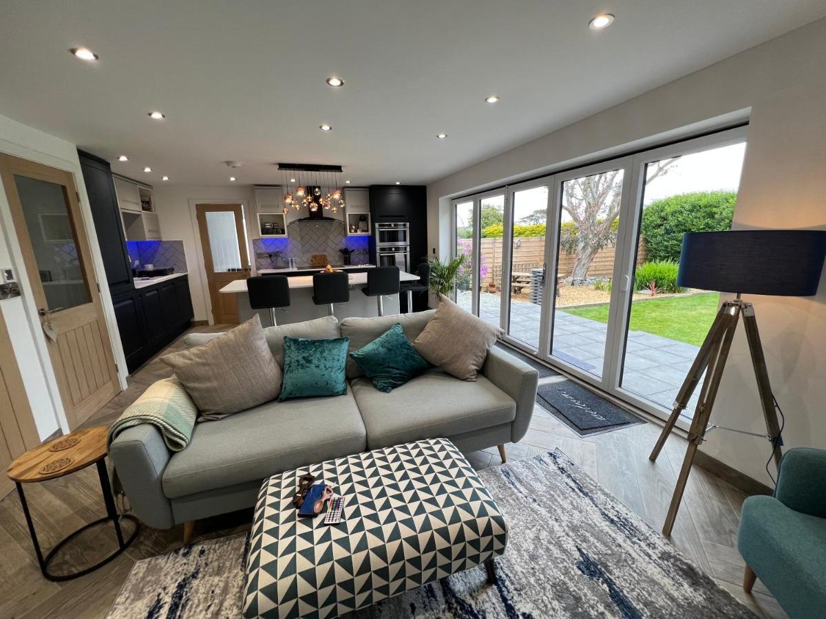 Stylish Modern Home With Parking Enclosed Garden Holyhead Buitenkant foto