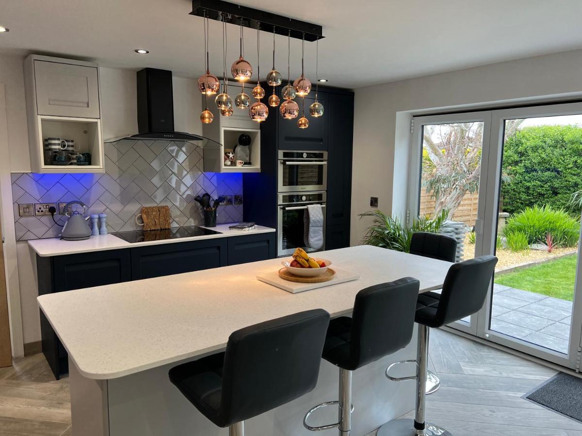 Stylish Modern Home With Parking Enclosed Garden Holyhead Buitenkant foto