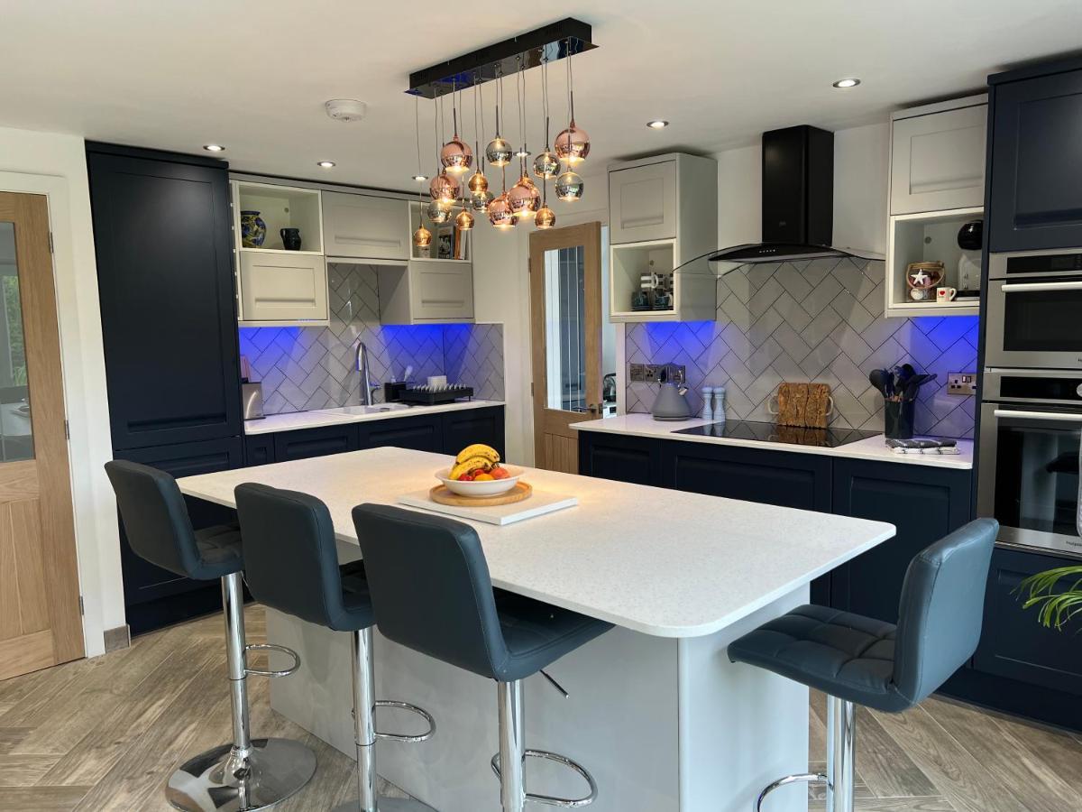Stylish Modern Home With Parking Enclosed Garden Holyhead Buitenkant foto