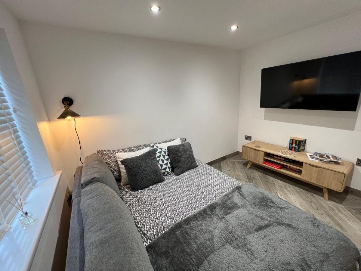 Stylish Modern Home With Parking Enclosed Garden Holyhead Buitenkant foto