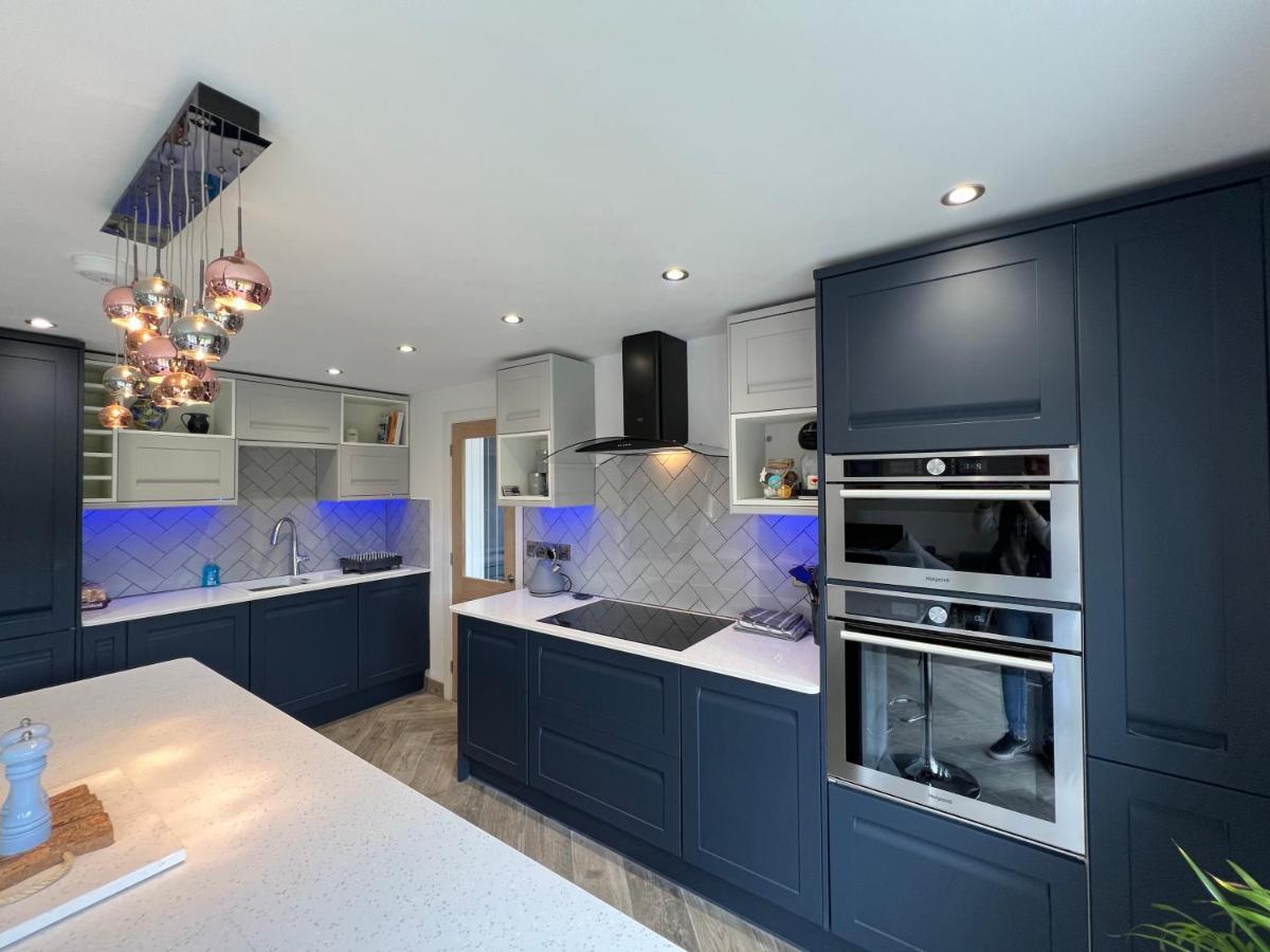 Stylish Modern Home With Parking Enclosed Garden Holyhead Buitenkant foto