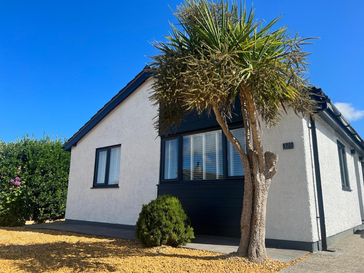 Stylish Modern Home With Parking Enclosed Garden Holyhead Buitenkant foto