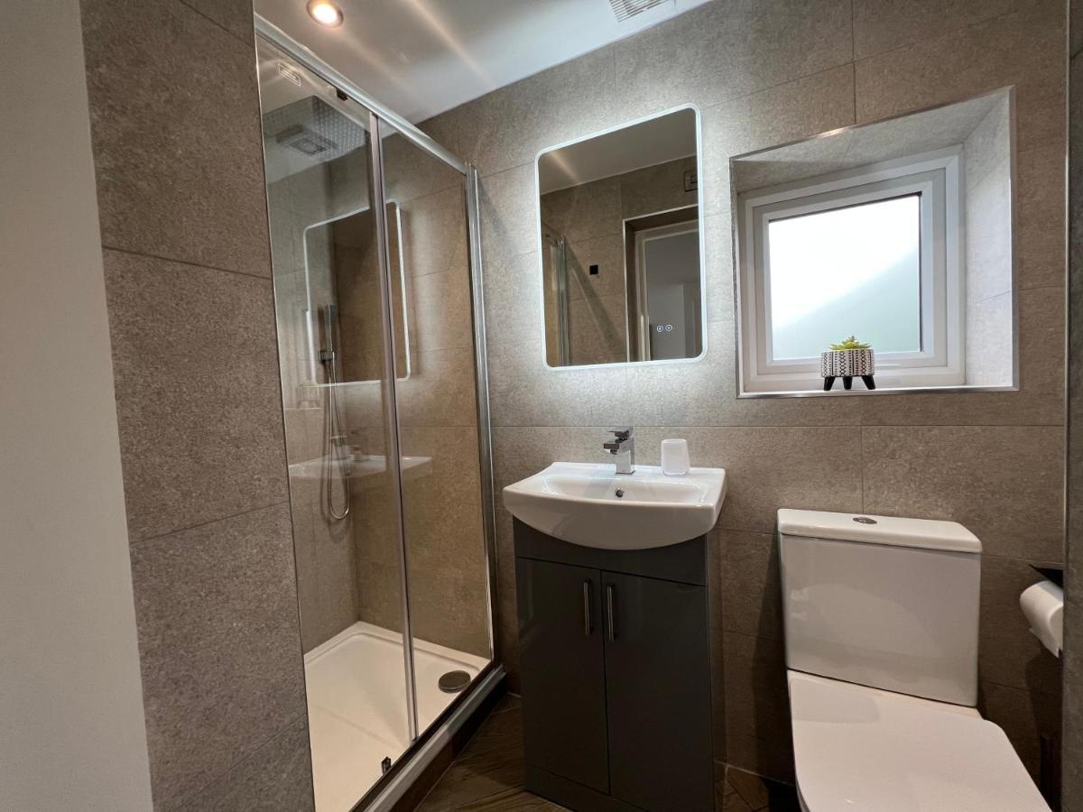 Stylish Modern Home With Parking Enclosed Garden Holyhead Buitenkant foto