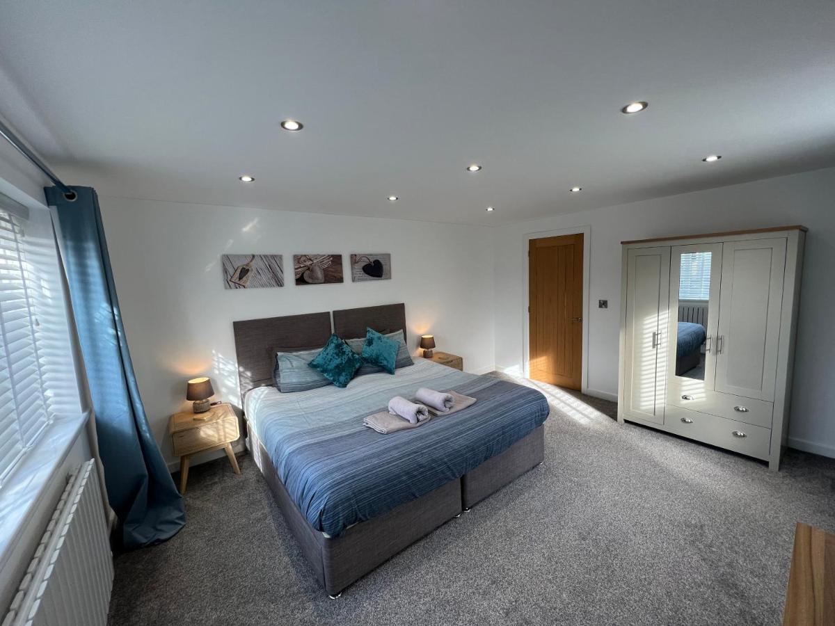 Stylish Modern Home With Parking Enclosed Garden Holyhead Buitenkant foto