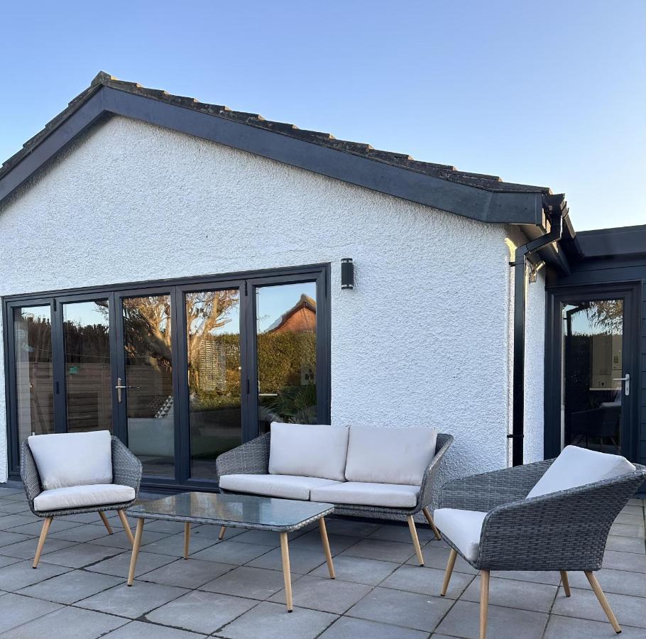 Stylish Modern Home With Parking Enclosed Garden Holyhead Buitenkant foto