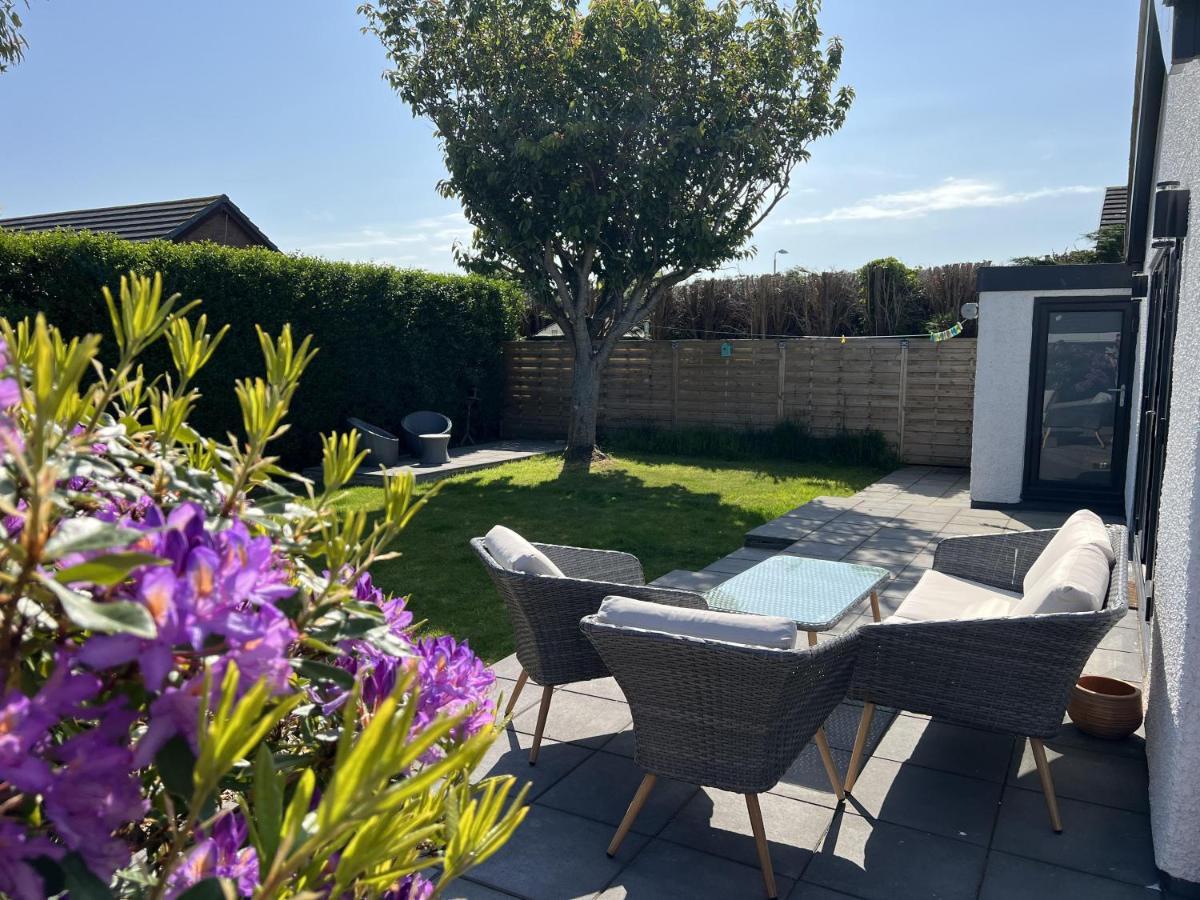 Stylish Modern Home With Parking Enclosed Garden Holyhead Buitenkant foto