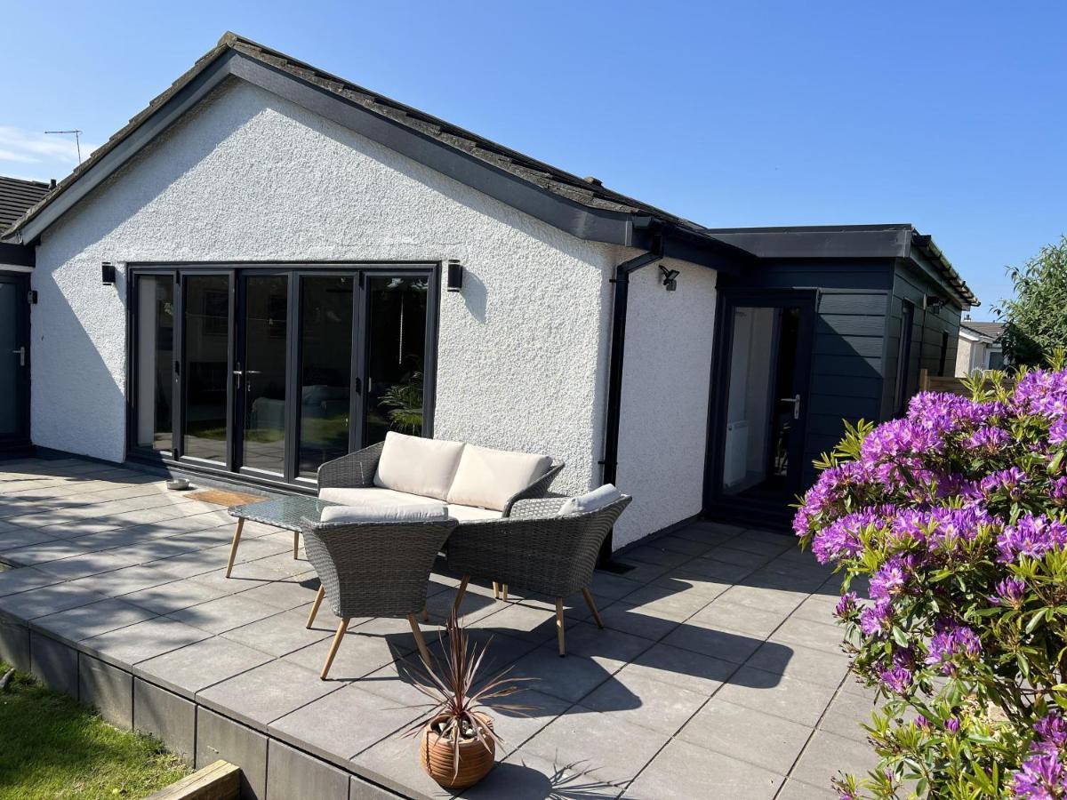 Stylish Modern Home With Parking Enclosed Garden Holyhead Buitenkant foto