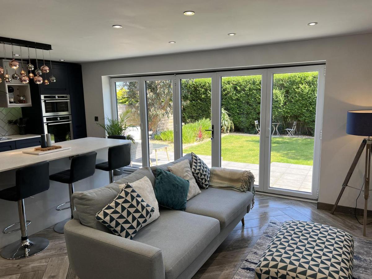 Stylish Modern Home With Parking Enclosed Garden Holyhead Buitenkant foto