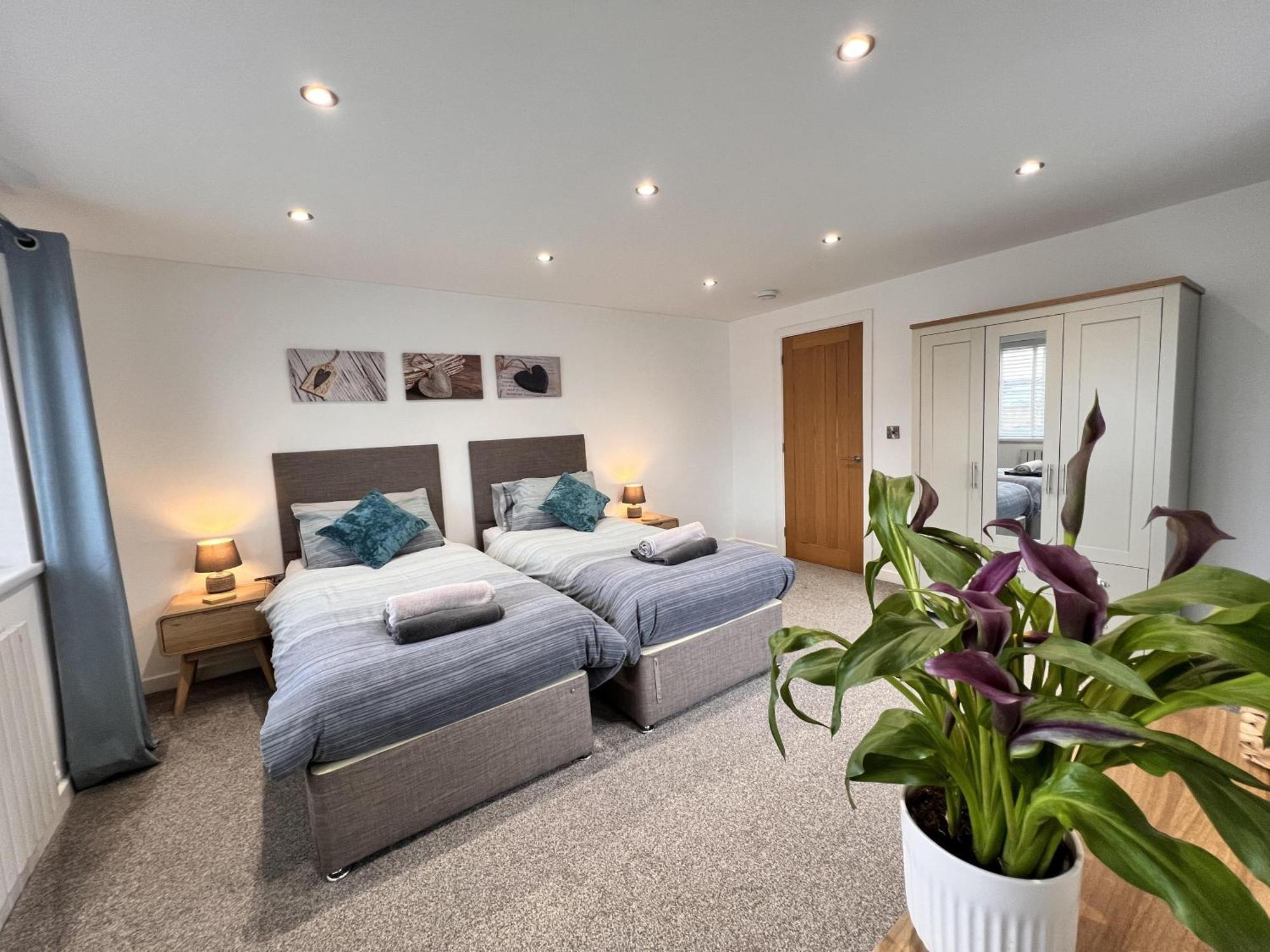 Stylish Modern Home With Parking Enclosed Garden Holyhead Buitenkant foto