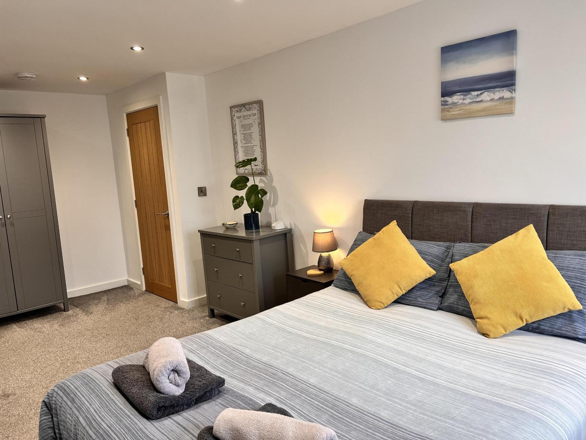 Stylish Modern Home With Parking Enclosed Garden Holyhead Buitenkant foto