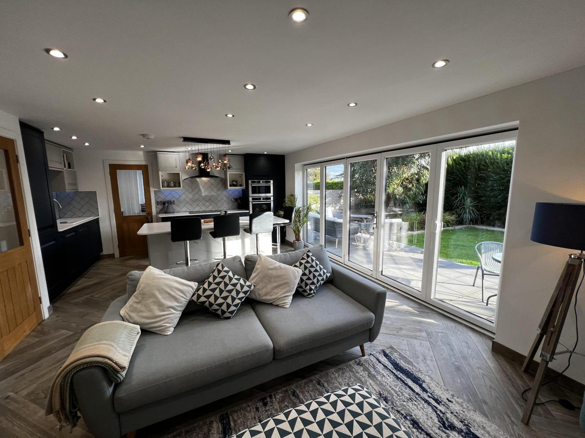 Stylish Modern Home With Parking Enclosed Garden Holyhead Buitenkant foto