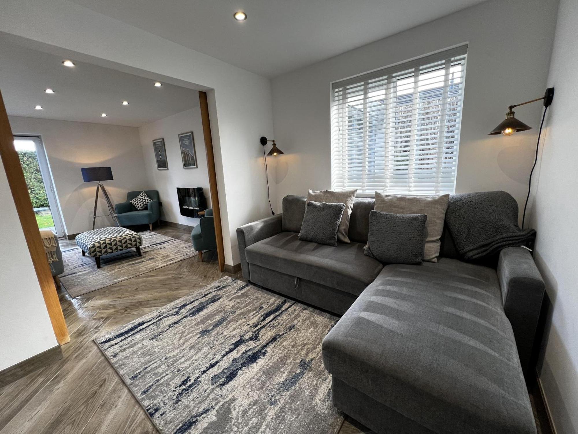Stylish Modern Home With Parking Enclosed Garden Holyhead Buitenkant foto